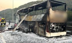 Yolcular son anda tahliye edildi: Otobüs küle döndü