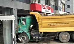 Hafriyat kamyonu eczaneye daldı: 7 yaralı