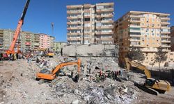 77 kişiye mezar olan binayla ilgili 3 belediye çalışanına dava