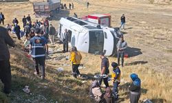 TIR'la yolcu minibüsü çarpıştı: 1'i ağır, 11 yaralı