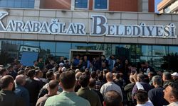 Karabağlar’da pazarcı isyanı: Belediyenin kapısına dayandılar!