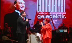 Başkan Eşki halay başı oldu... Bornova'da Cumhuriyet coşkusu!