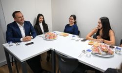 Eşki'den öğrencilere ziyaret: “Ben sadece belediye başkanı değil, sizin abinizim”