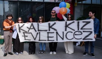 Lösemi tedavisi gören kız arkadaşına hastane odasında sürpriz evlilik teklifi