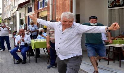 Oyun yasağının kalkmasını kahvehanesinde zeybek oynayarak kutladı