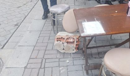 Tadilatı yapılan binadan beton parçaları düştü... Faciaya kıl payı!