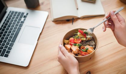 Ofiste masa başında çalışanlar için sağlıklı beslenme tavsiyeleri!