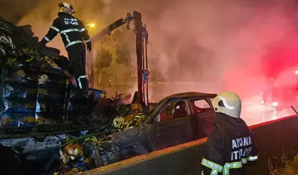 Feci kaza... Otomobil TIR'a çarpıp alev aldı!