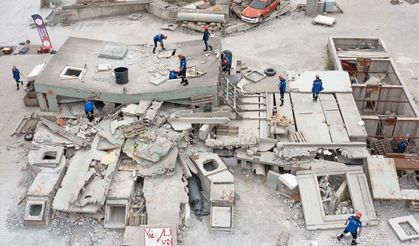 İzmir'de sağlıkçılar arama kurtarma ekibi kurdu