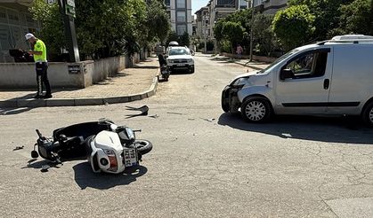 Hafif ticari araç ile motosiklet çarpıştı: 2 yaralı!