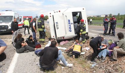 Konya'da yolcu otobüsü devrildi: 13 kişi yaralandı!