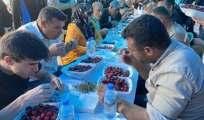 Manisa'da 10 dakikada 2 kilo 592 gram kiraz yiyen yarışmacı birinci oldu