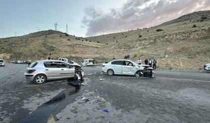 Malatya'da kaza: İki otomobil çarpıştı, 11 kişi yaralandı