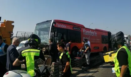 İstanbul'da metrobüs kazası: Trafik durma noktasına geldi