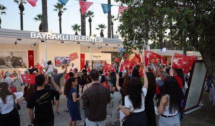 Bayraklı standında Zafer Bayramı coşkusu