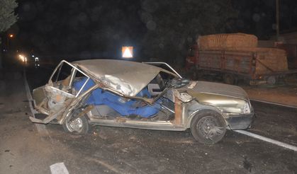 Feci kaza... Hurdaya dönen araçtan sağ çıktı!