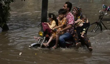 Muson yağmurlarının bilançosu yükseliyor: 299 kişi hayatını kaybetti