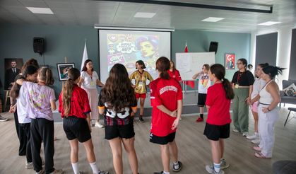 Güzelbahçe Belediyesi’nden  Kız Futbol Takımına “Biraz Konuşalım mı?” Eğitimi