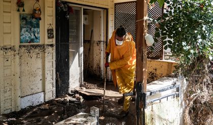 Foça'daki afetin yaraları sarılıyor!