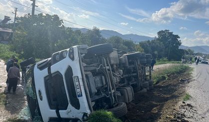 Devrilen kamyonun sürücüsü yaralandı