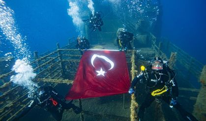 Su altında Cumhuriyet coşkusu