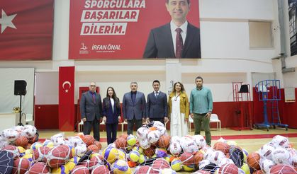 Bayraklı'daki okullara spor malzemesi desteği