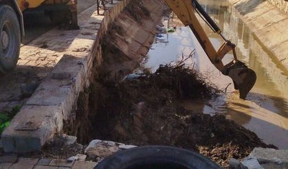 İZSU’dan Foça’da yoğun mesai: Dere temizliği ve altyapı çalışmaları başladı!