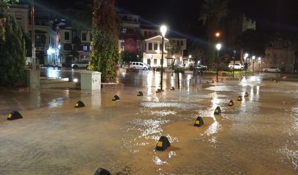 Sağanak Çeşme'de hayatı felç etti!