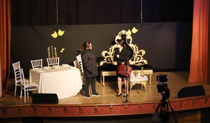 Alayına Makara Tiyatrosu Bayındır’da sahnelendi