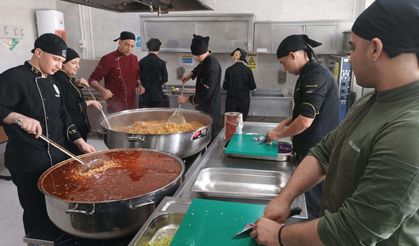 Meslek lisesinin kazanları, ihtiyaç sahibi öğrenciler için kaynıyor!