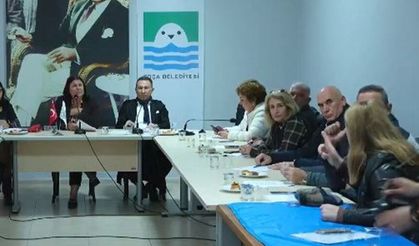 Başkan Fıçı ile CHP’li üye kapıştı: Foça meclisinde masalar yumruklandı!