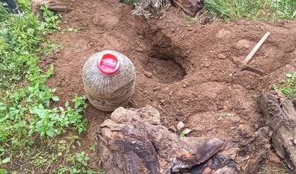 Toprağa gömülmüş bidonlarda bulundu... İzmir'de zehir evine baskın!