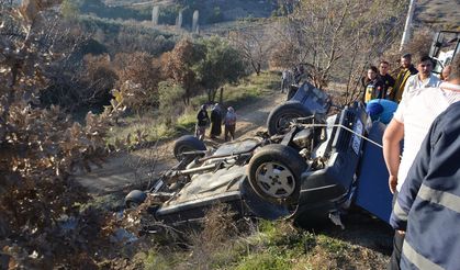 Manisa'da feci kaza: Önce direğe çarptı, sonra şarampole devrildi!