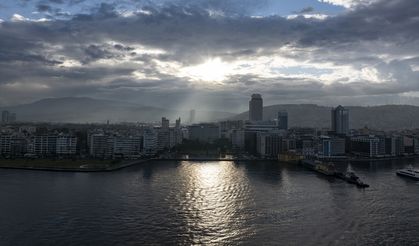 İzmir Körfezi'nde bulutla ışığın dansı!