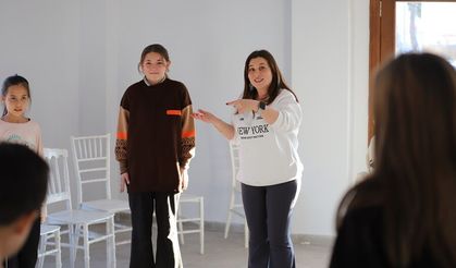 Menderes’te çocuklara tiyatro eğitimi