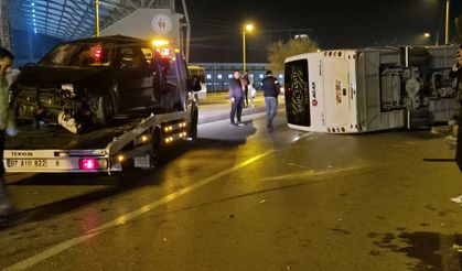 Otomobil ile çarpışan servis midibüsü devrildi: 13 yaralı