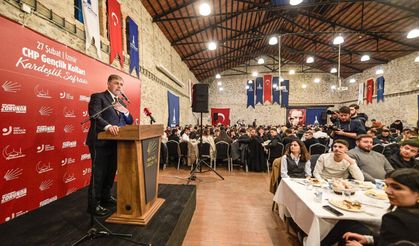 Başkan Tugay gençlerle buluştu: Bazı insanlara cevap vermiyorsak terbiyemizden!
