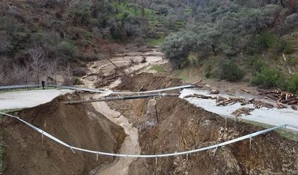 Sağanak vurdu, yol ikiye ayrıldı!