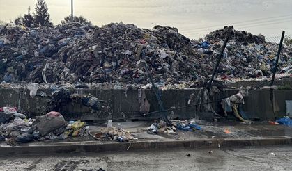 Buca’da çöp krizi: Sağanak çöpleri yola sürükledi