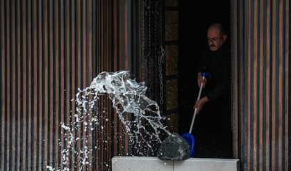 Sağanağın vurduğu Alsancak'tan tahliye manzaraları!