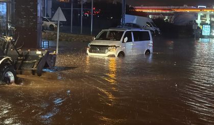 Bodrum’u sağanak vurdu: Yollar trafiğe kapandı