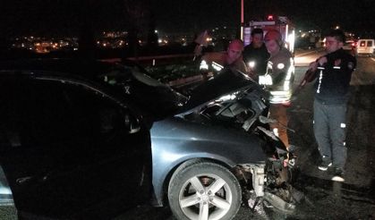 Bariyerlere ok gibi saplanan araçtan sağ çıktı!