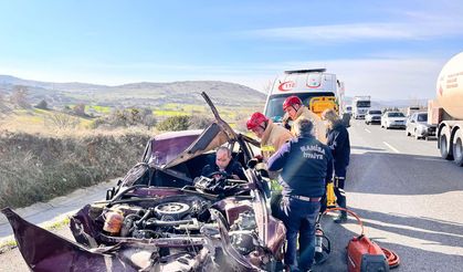 İzmir-Ankara yolunda kaza... Sürücü otomobilin içerisinde sıkıştı!