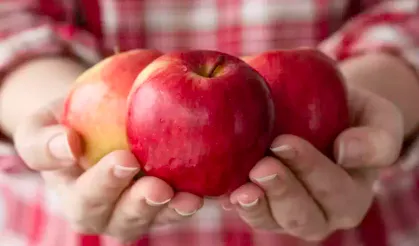 Yıkamak yetmiyor... Elma ve armut tüketenlere korkutan uyarı!