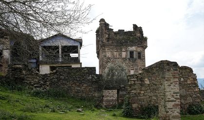 Şatoyu andıran Osmanlı yapısı tarihe direniyor