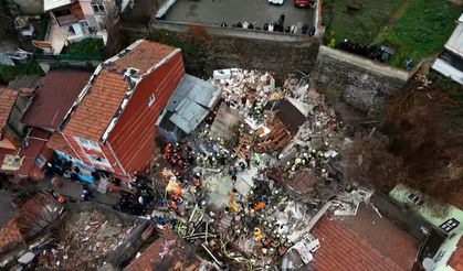 Fatih'te iki bina çöktü: 1 ölü, 10 yaralı