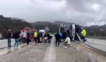 Kara yolunda yolcu otobüsü devrildi: Yaralılar var