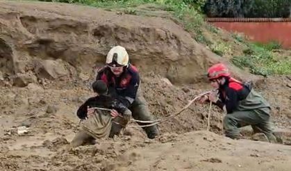 Torbalı'da çamura saplanan iki çocuğu itfaiye kurtardı