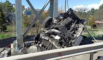 Özel halk otobüsü üst geçidin ayağına çarptı: 5 can kaybı