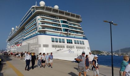 Bodrum Limanı’na dev kruvaziyer: 1142 turist şehri gezdi